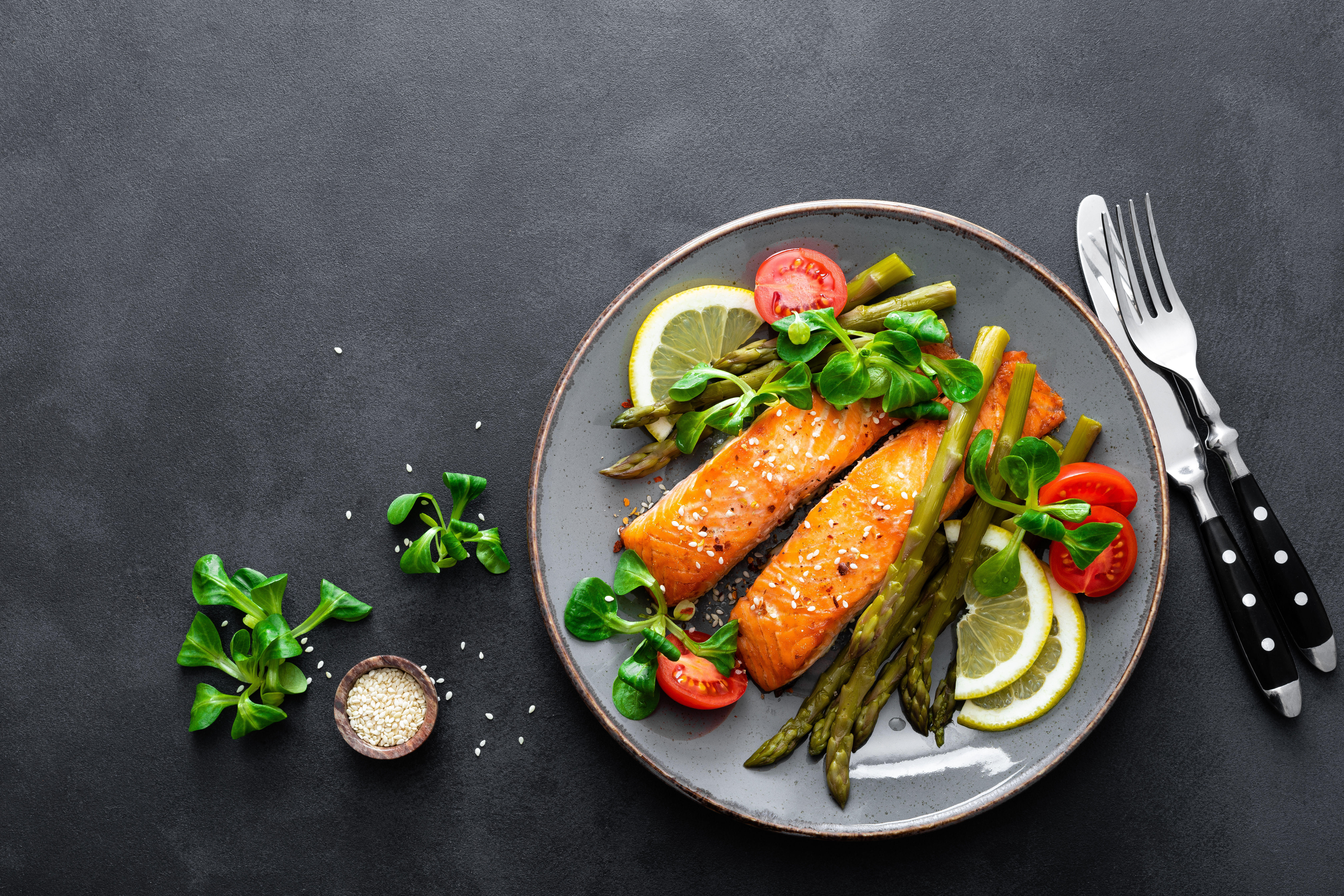 Grilled,Salmon,Fish,Steak,,Asparagus,,Tomato,And,Corn,Salad,On